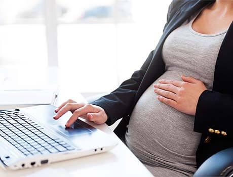 Schwangere am Laptop